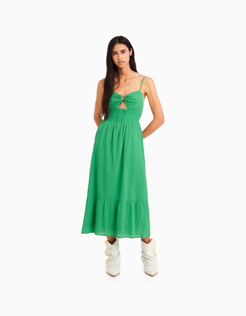 Vestido midi com alças finas, recortes e babados.