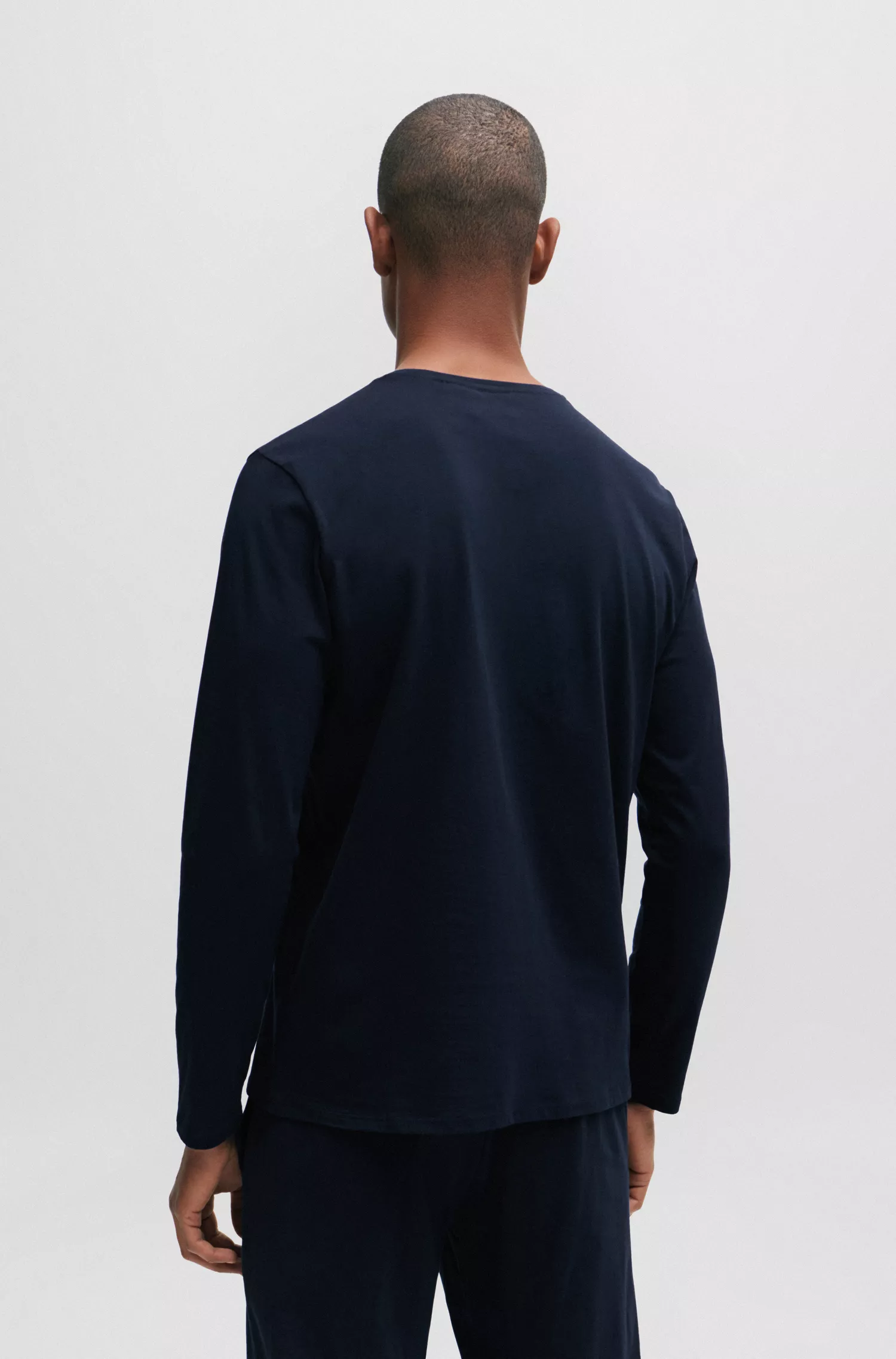 Camiseta de pijama BOSS preta em algodão stretch com listra e logotipo característicos.