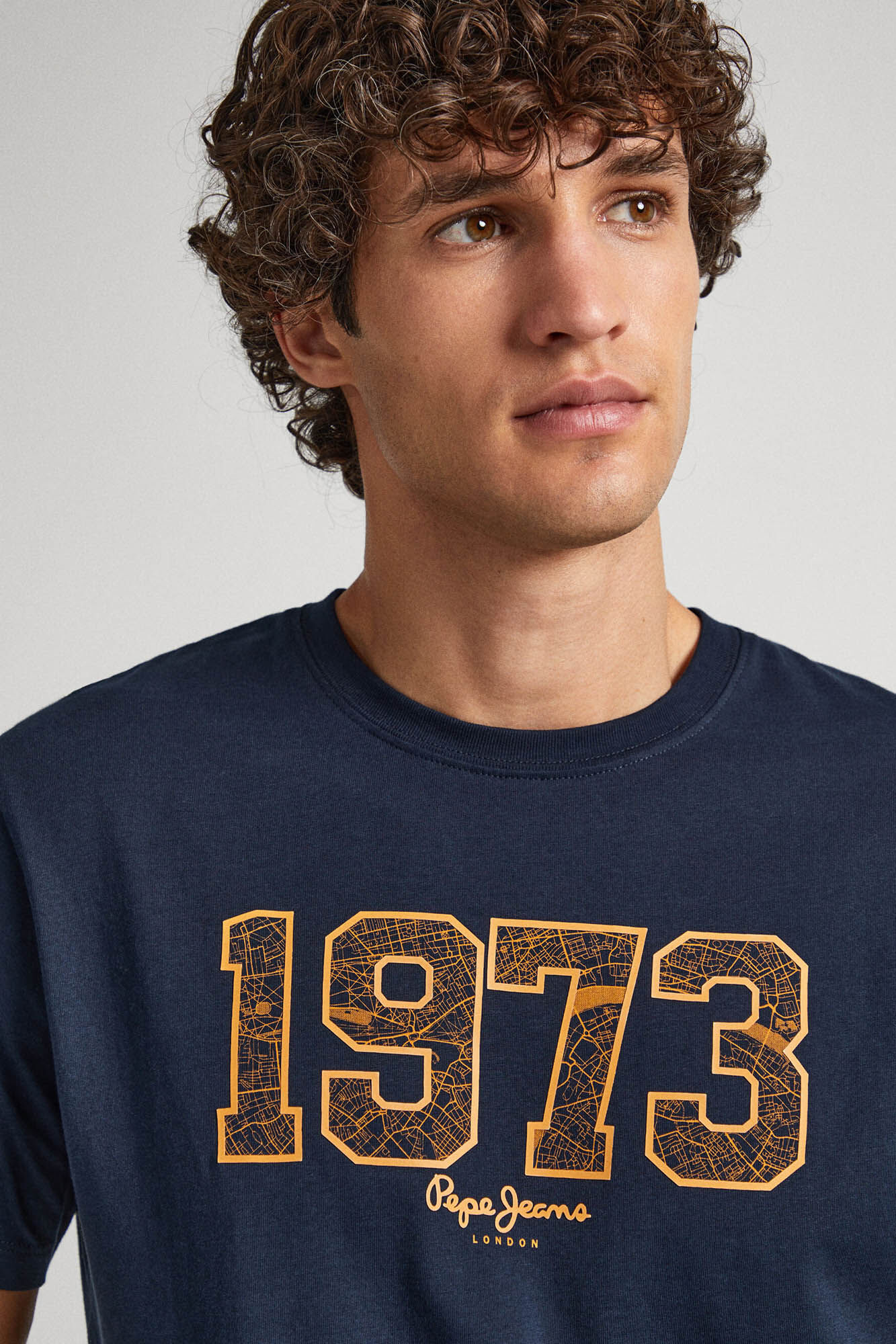 Camiseta com estampa do logotipo de 1973