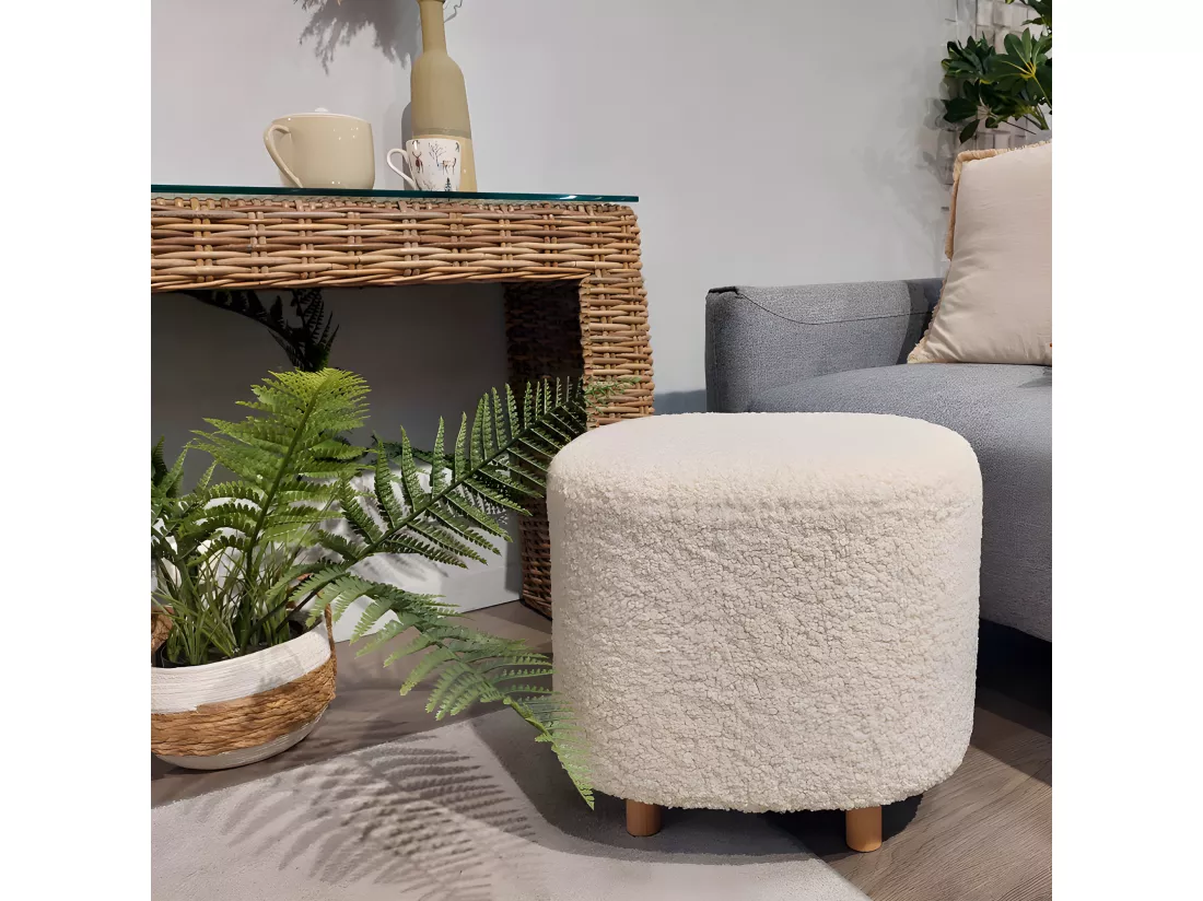 Pouf en tissu bouclette écru imitation laine et pieds en bois - SHAUN