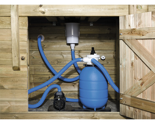 Opbouw houten zwembadset Weka 593 B rond Ø 397x116 cm incl. zandfiltersysteem, ingebouwde skimmer, filterzand, bodembeschermvlies & technische ruimte incl. houten trap met leuning