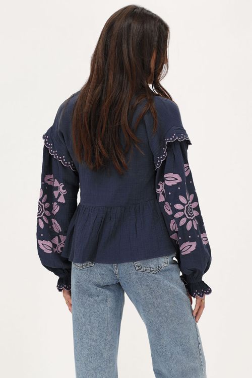 Donkerblauwe mousseline blouse met embroidery en strikjes