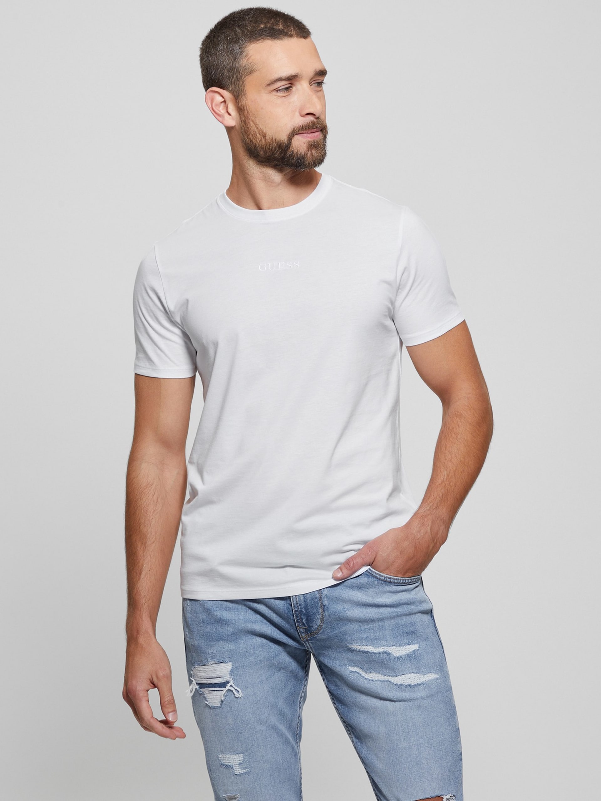 Camiseta com assinatura bordada
