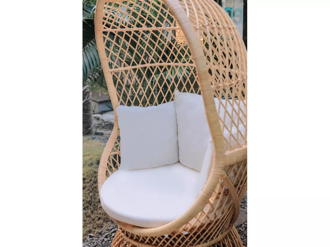 Fauteuil oeuf en rotin naturel et tissu beige