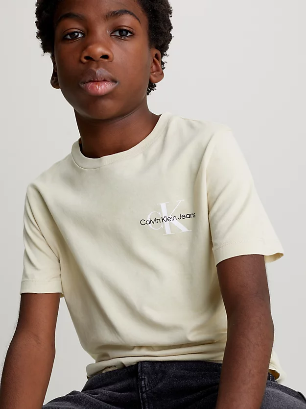 Camiseta com monograma