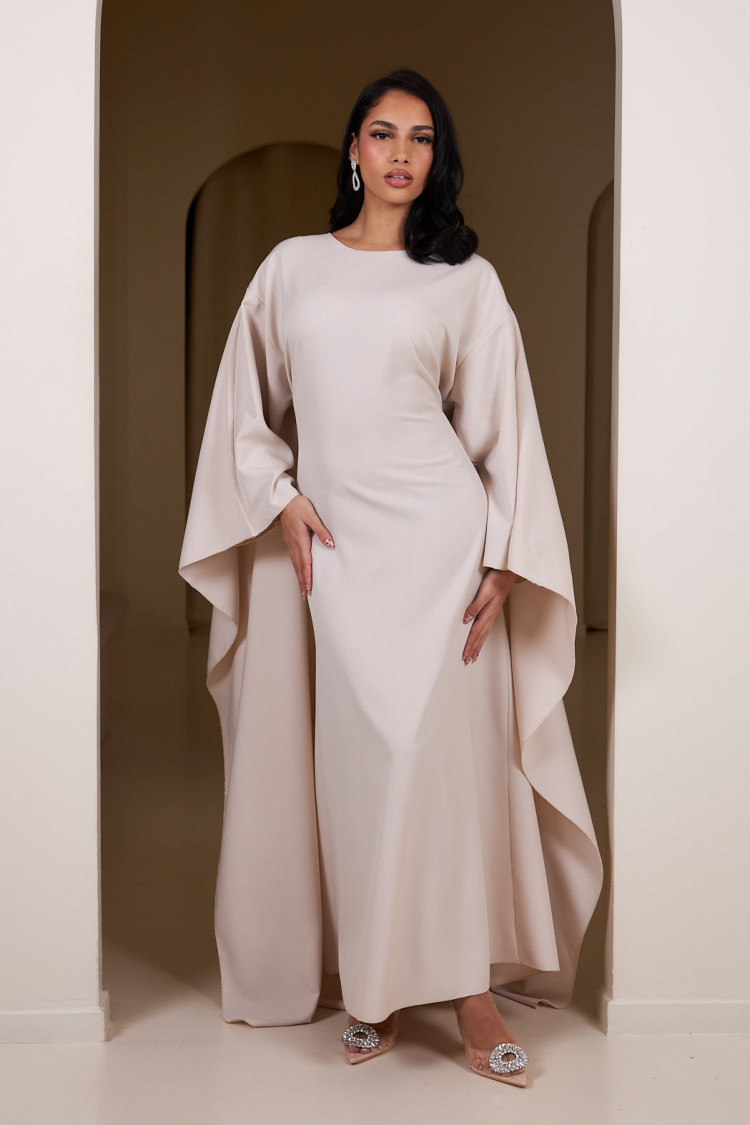 Robe beige ample à manches chauves-souris ceinturée