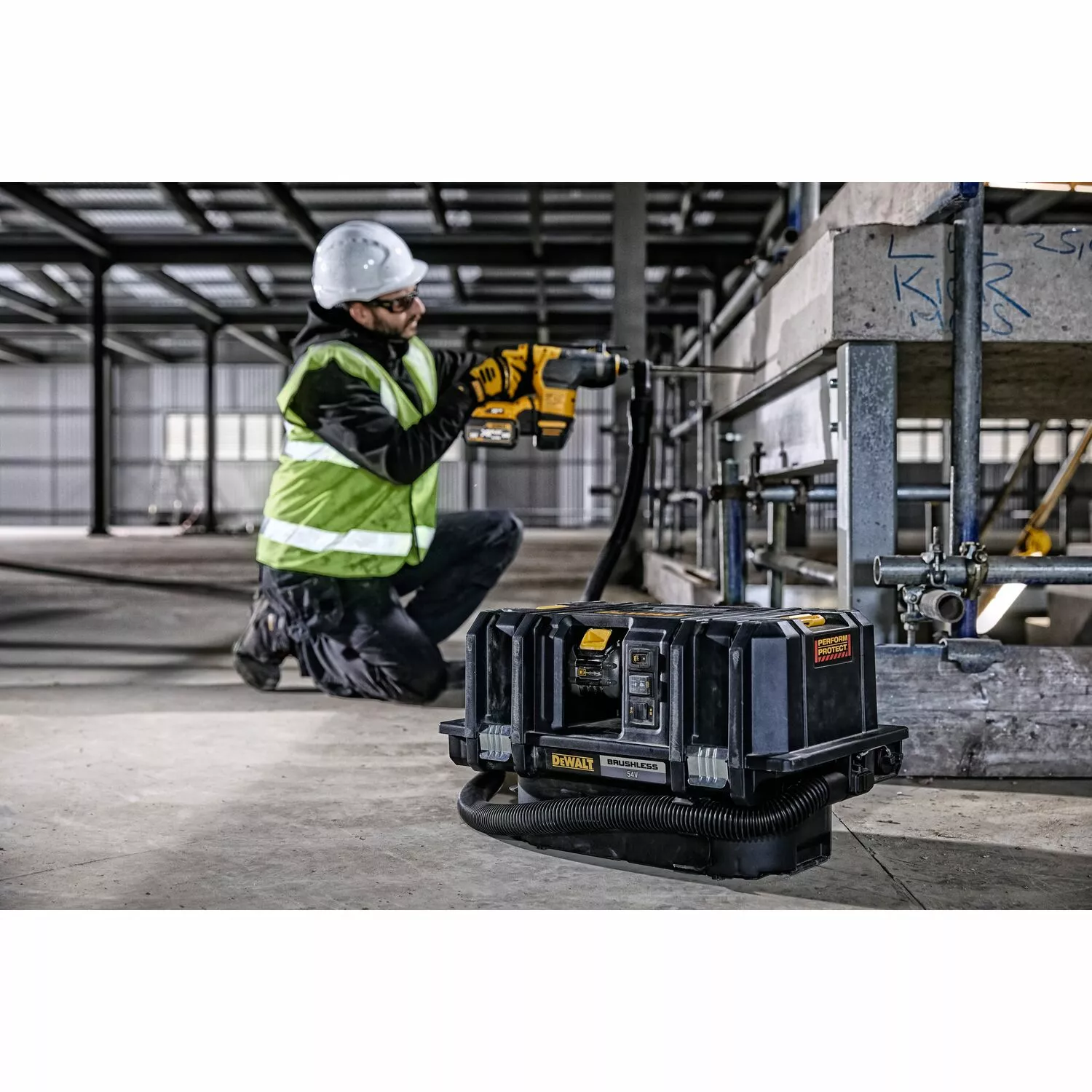 DeWALT DCV586MT2 54V Li-Ion Accu Bouwstofzuiger set (2x 6Ah accu) - Nat/Droog - 2000W - M-Klasse - 11L - koolborstelloos