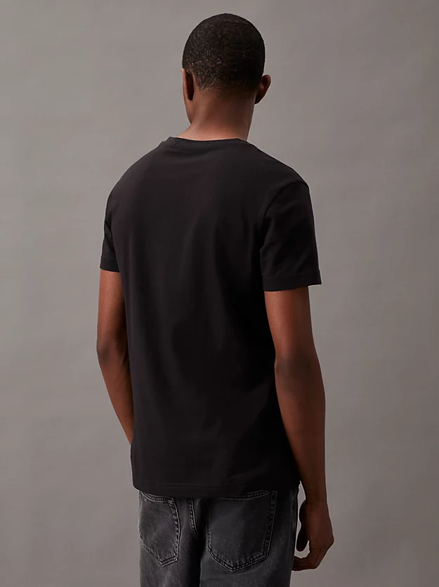 Camiseta de algodão orgânico de corte justo com logotipo.