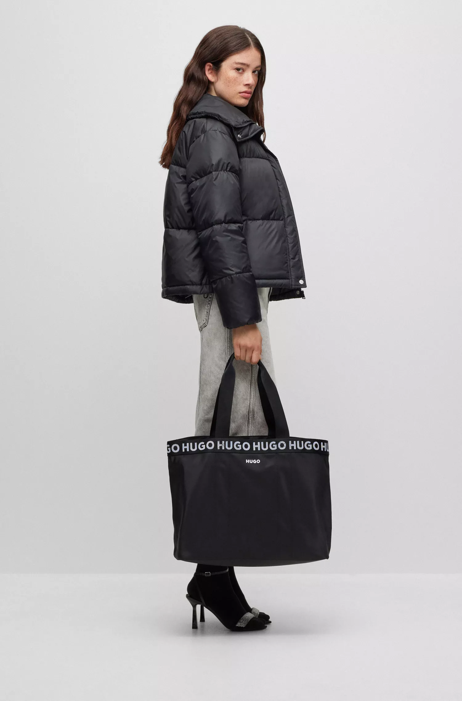 Bolsa tote vermelha HUGO com detalhes de logotipo contrastantes repetidos.