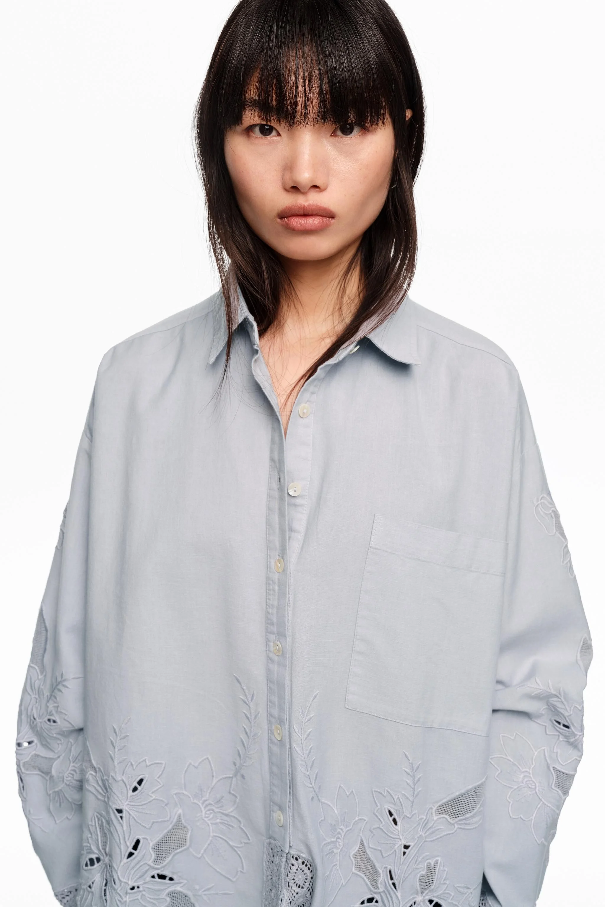 Camisa azul-clara de corte reto com bordado.