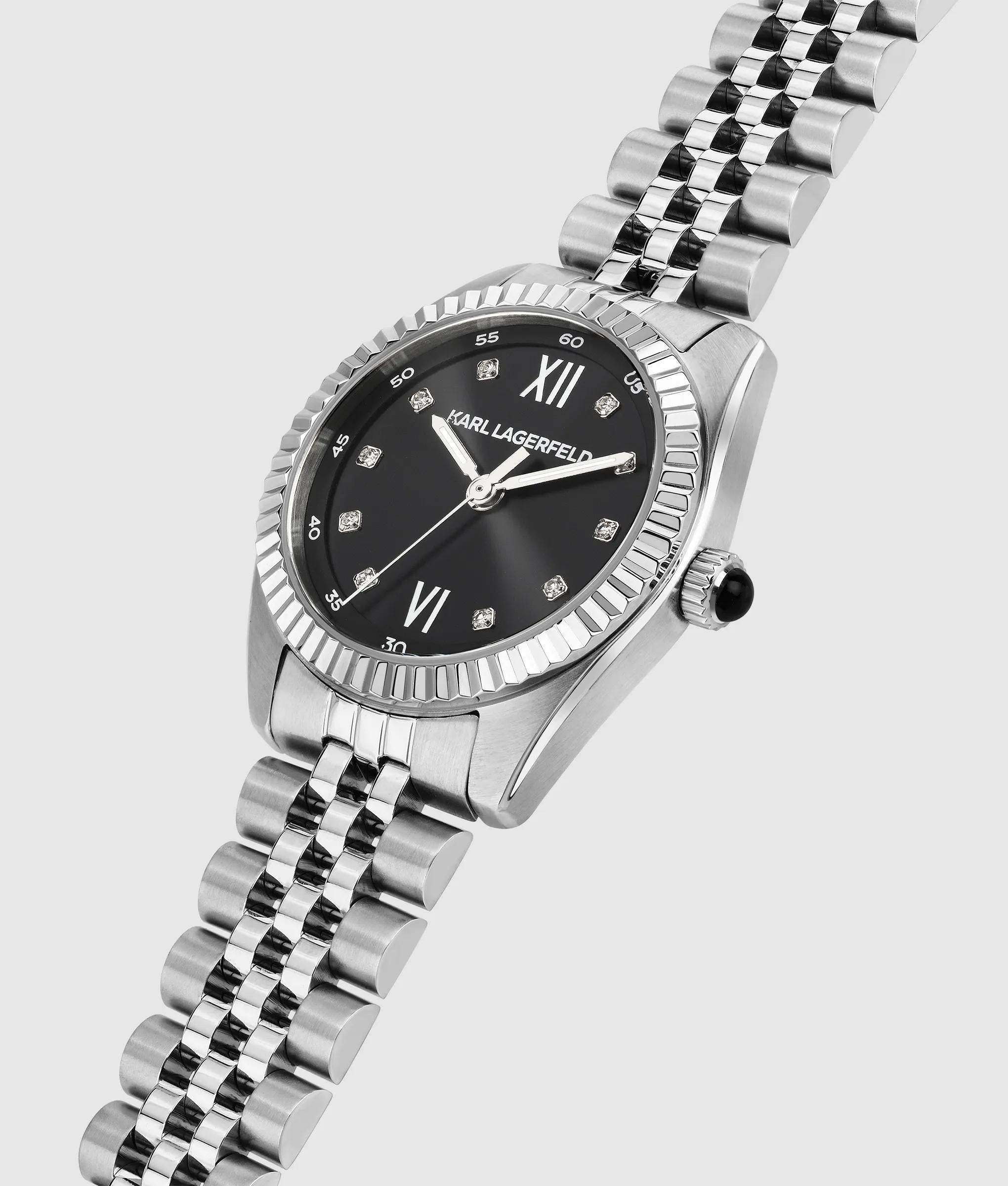 Klein horloge met rond logo in zilver
