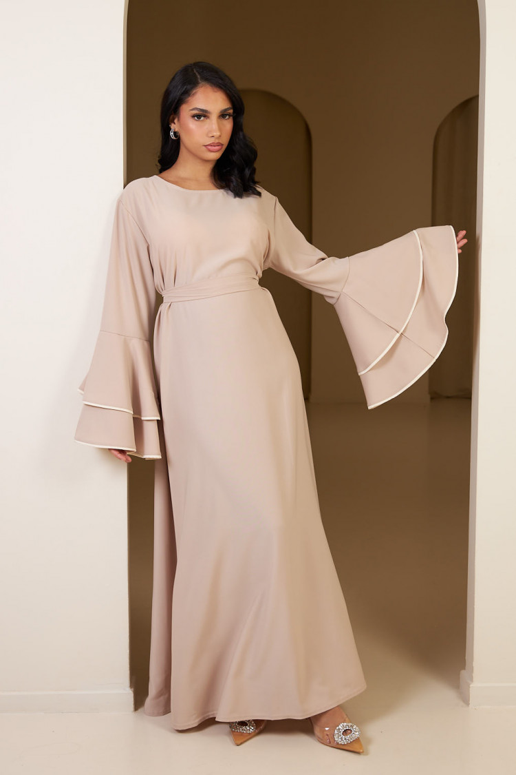 Robe beige ceinturée à manches à volants