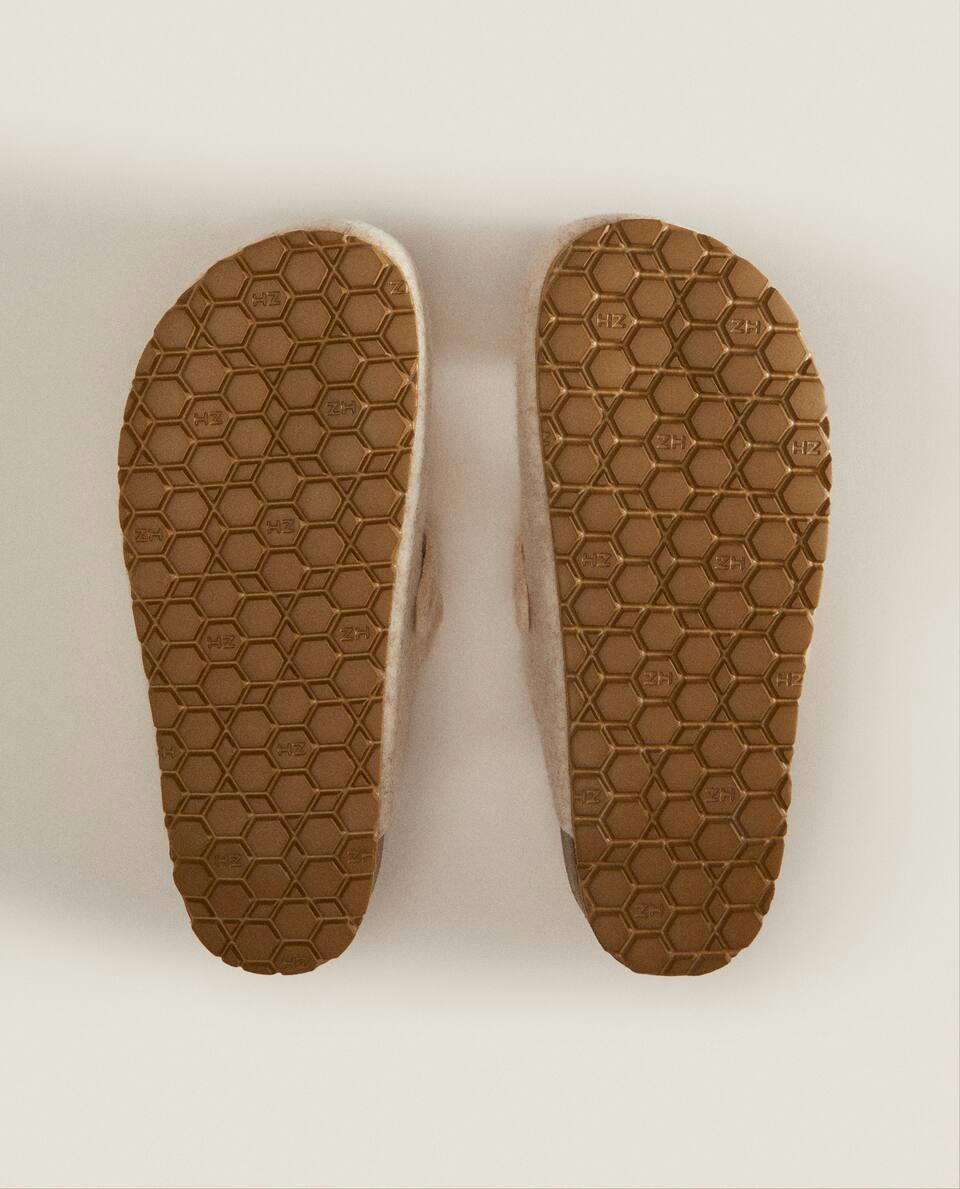 Chinelo Mule de feltro com fivela revestida