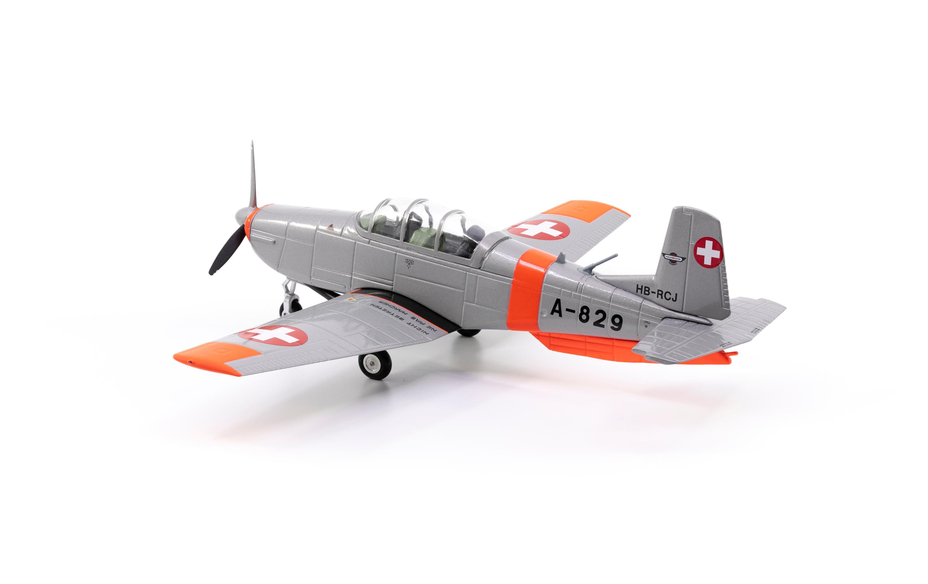 Pilatus P-3 A-829 inkl. Chromständer 1:72Flugzeugmodell Pilatus P-3 mit Chromständer
