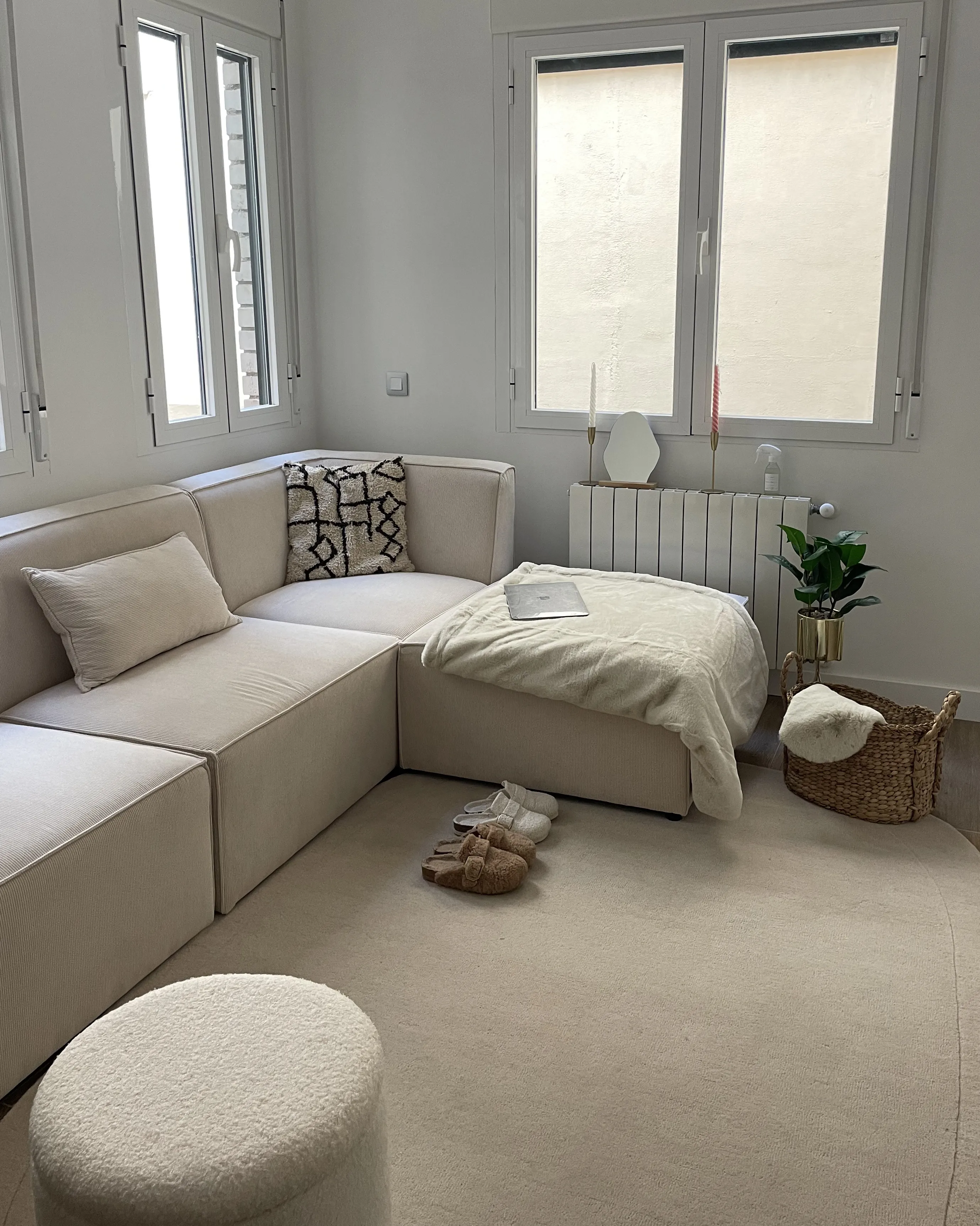 Modulaire hoekbank 5-zits LEMVIG Corduroy Lichtbeige met ottomaan rechtszijdig