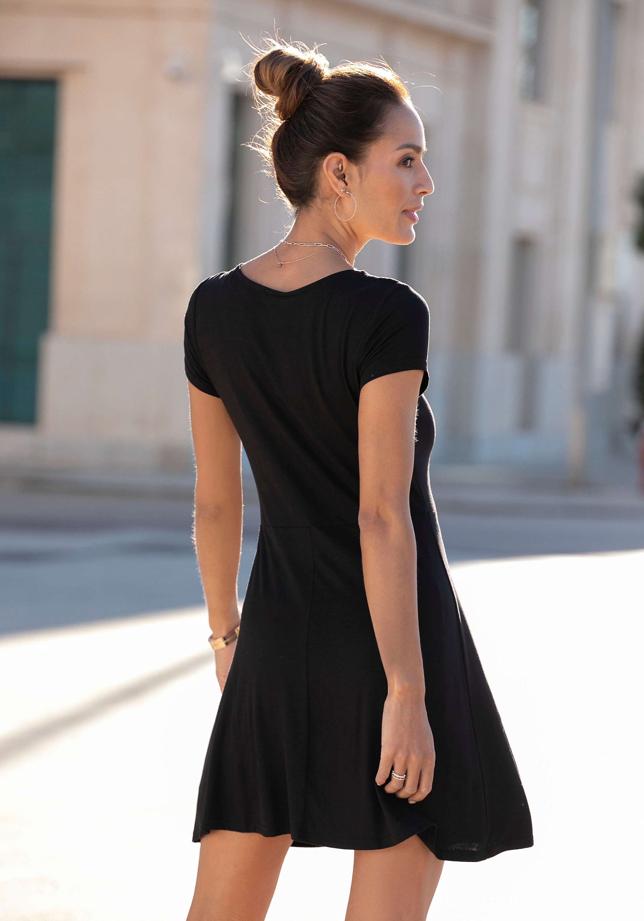 LASCANA Sommerkleid mit Zierbändern am Ausschnitt, Minikleid mit Stretch, Strandkleid