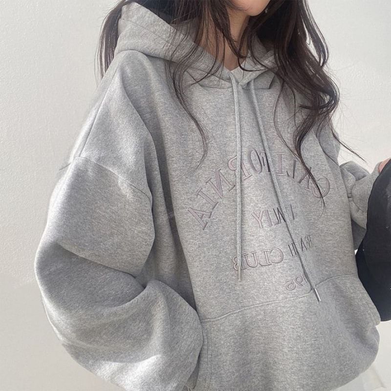 Vhancy - Hoodie met geborduurde letters