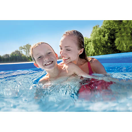 Pool med pumpe 5.600 liter