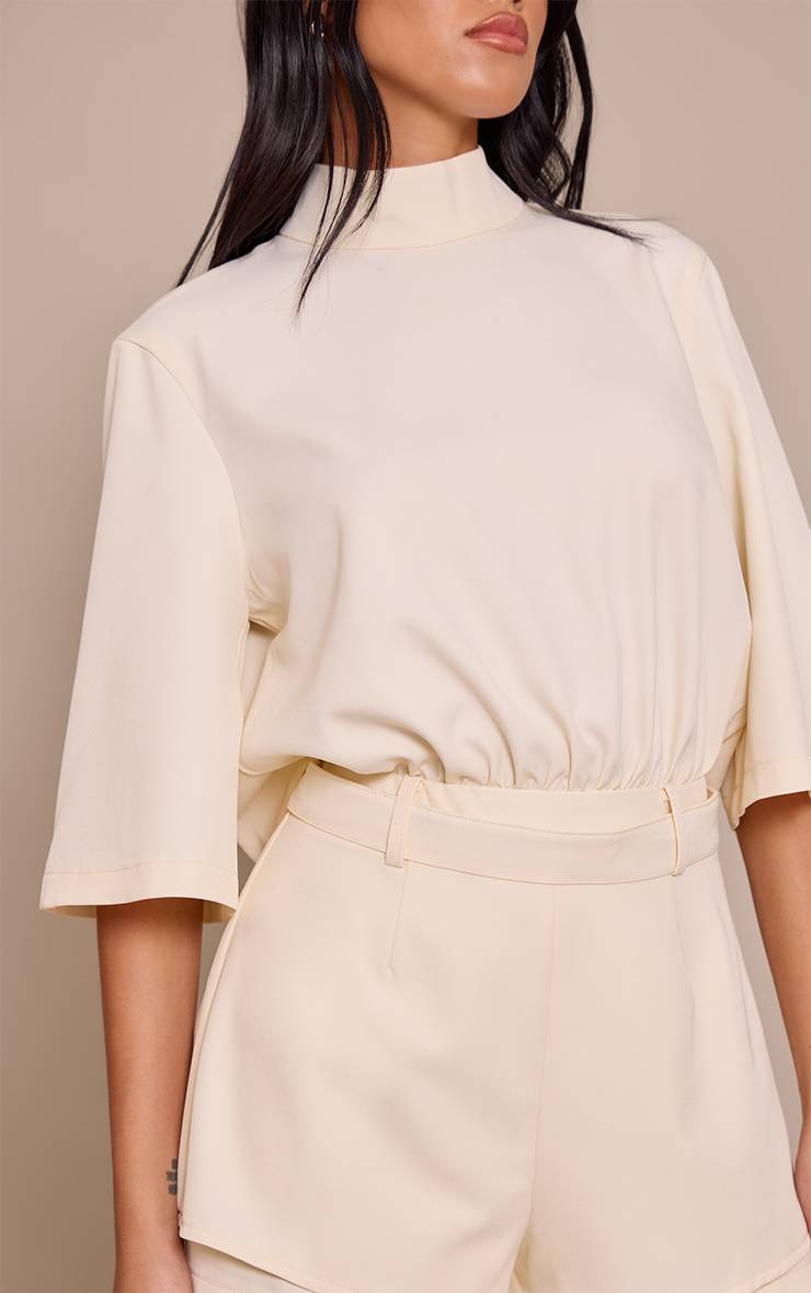 Crème Combi-short Tissée À Manches Courtes Et Coupe Ajustée