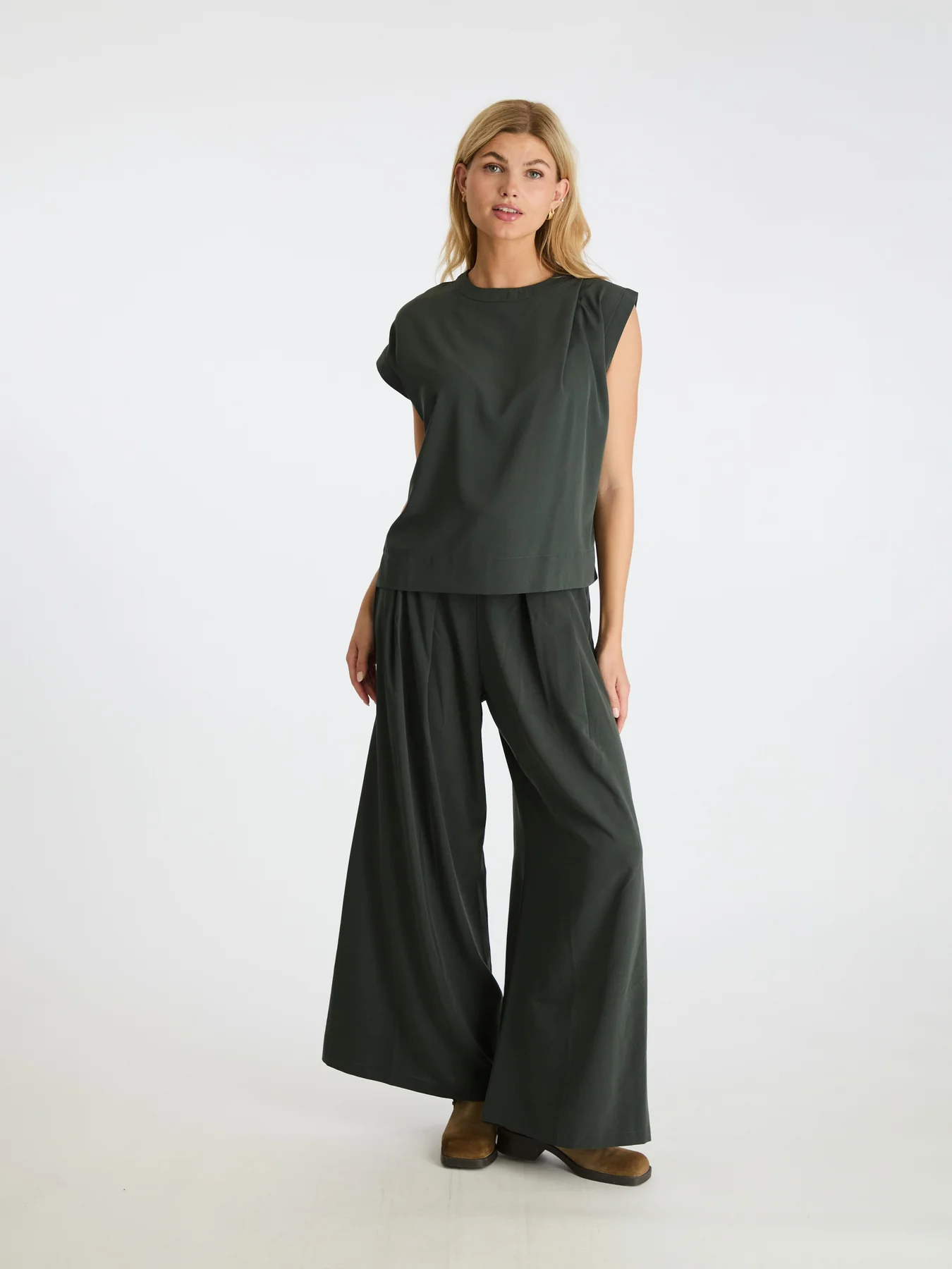 Neo Noir Lana Pants dark green