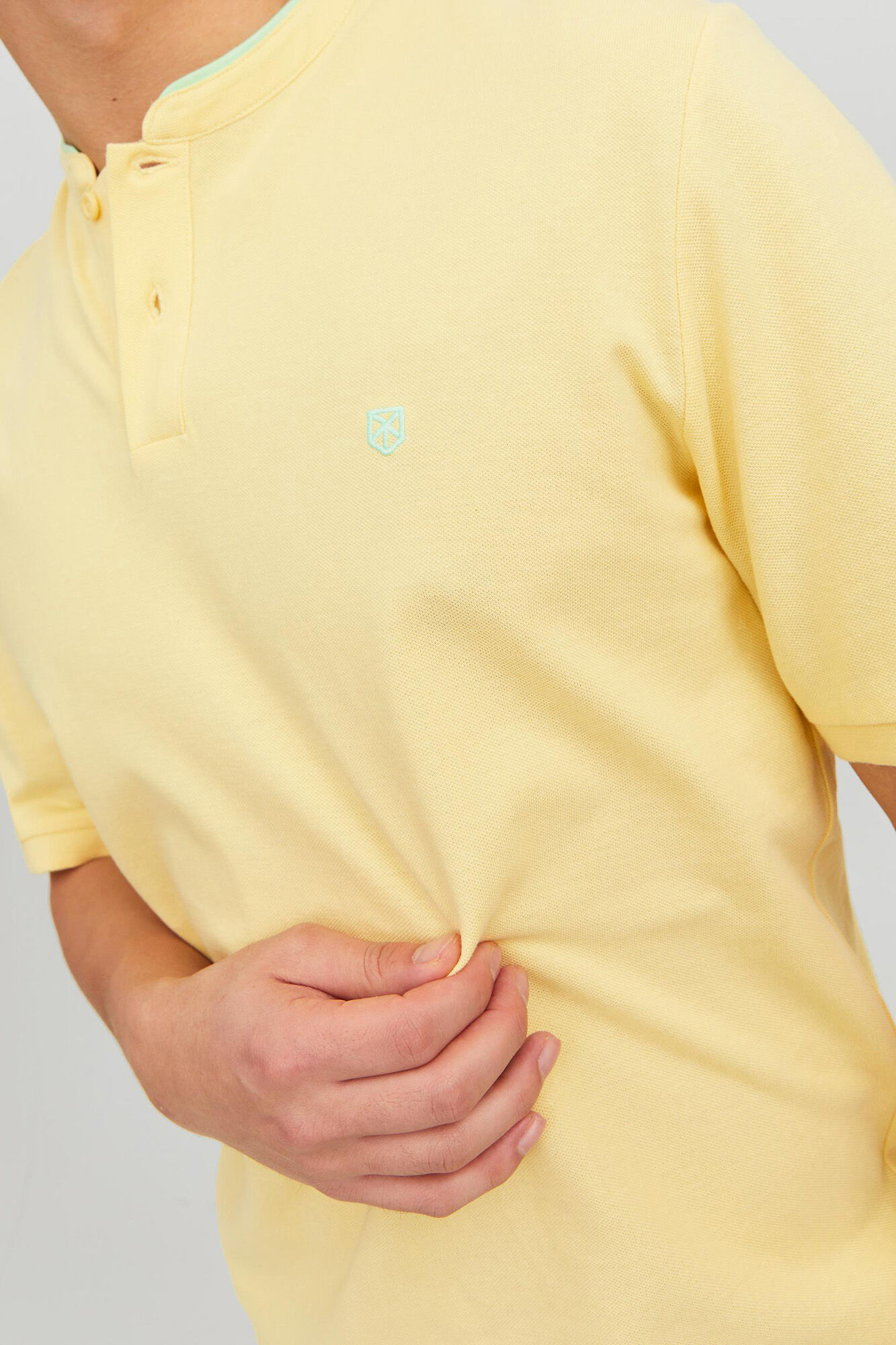 Camisa polo com gola mandarim - Amarela