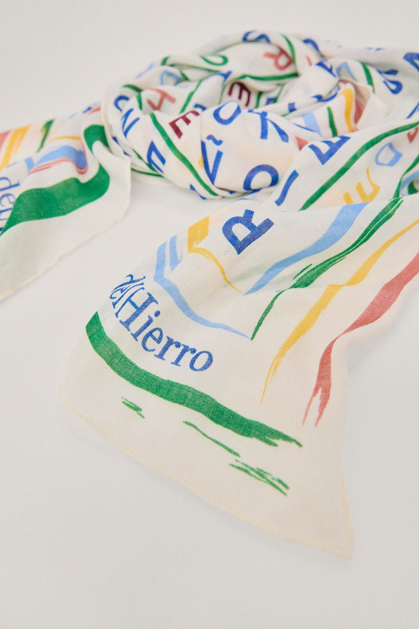Xale estampado com logotipo de caça-palavras - Vários