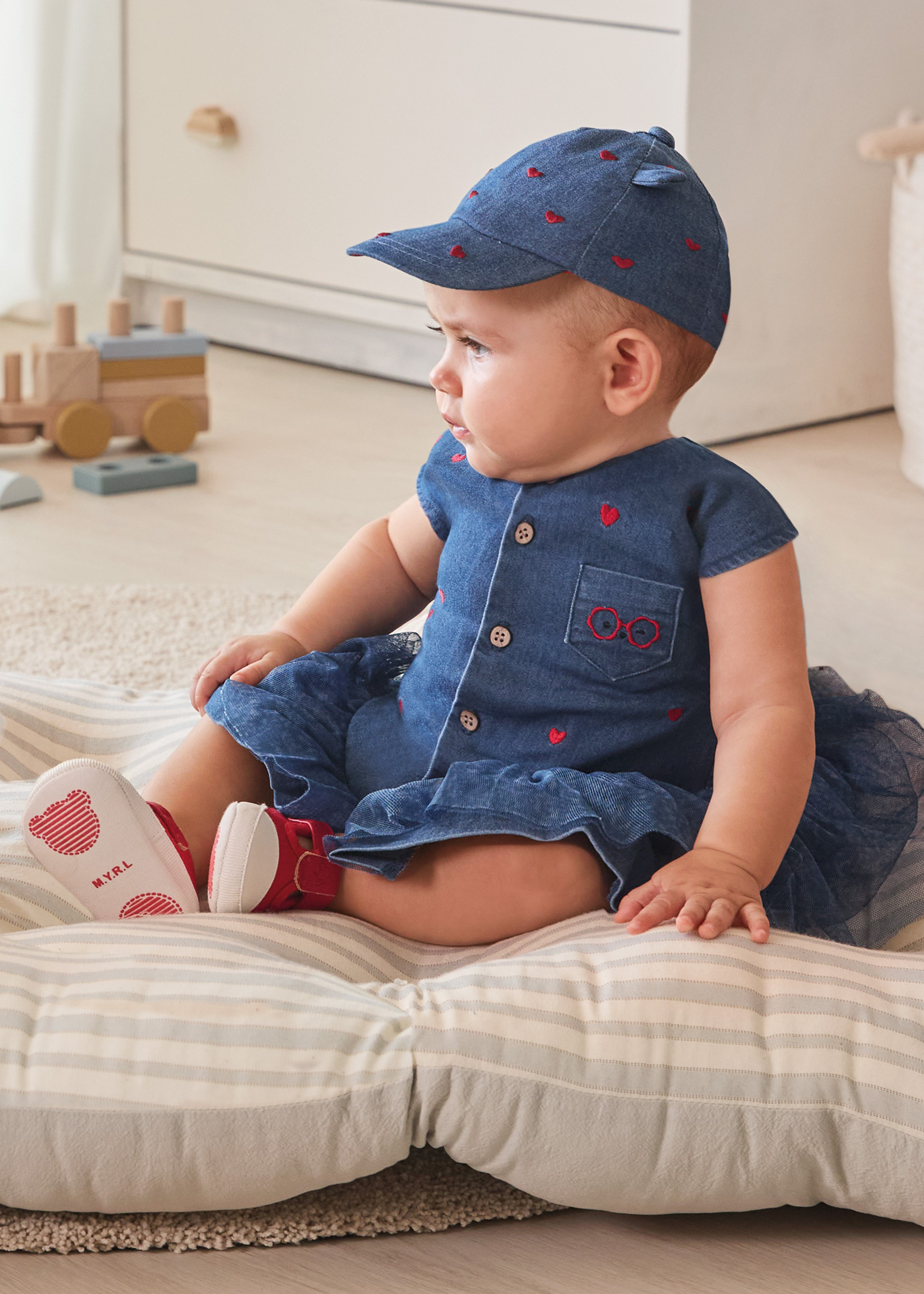 Vestido jeans com bordado para recém-nascido