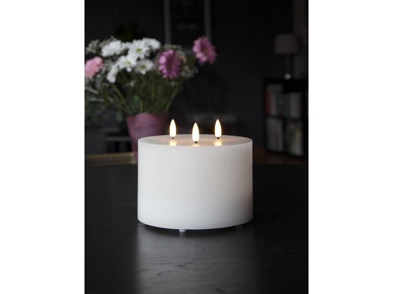Star Trading LED-Kerze Pillar Flamme Ø 15 x 13 cm, Weiss LED Kerze aus Wachs mit drei Flammen