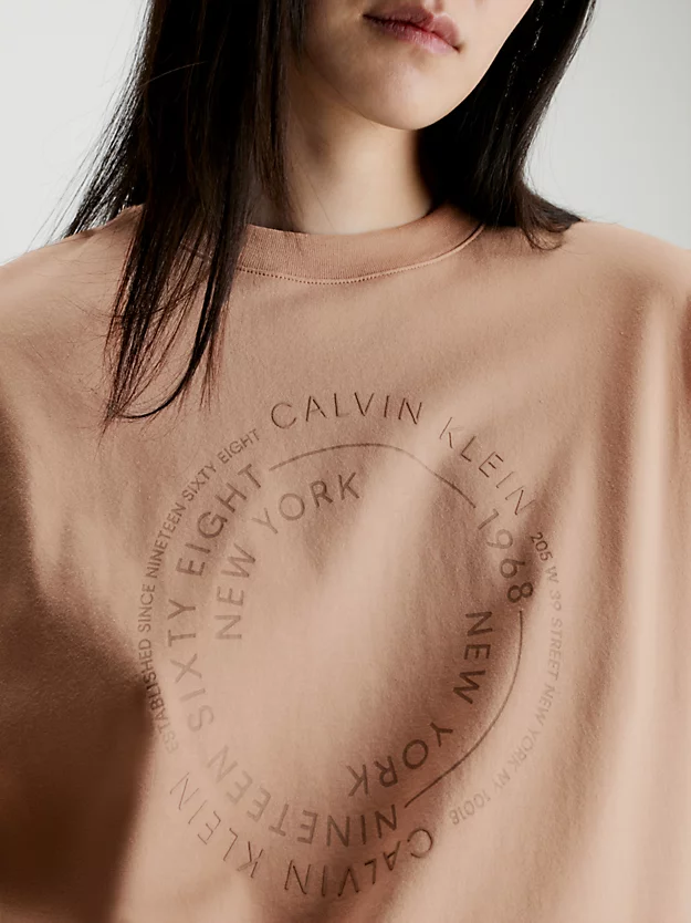 Camiseta com logo e modelagem relaxada