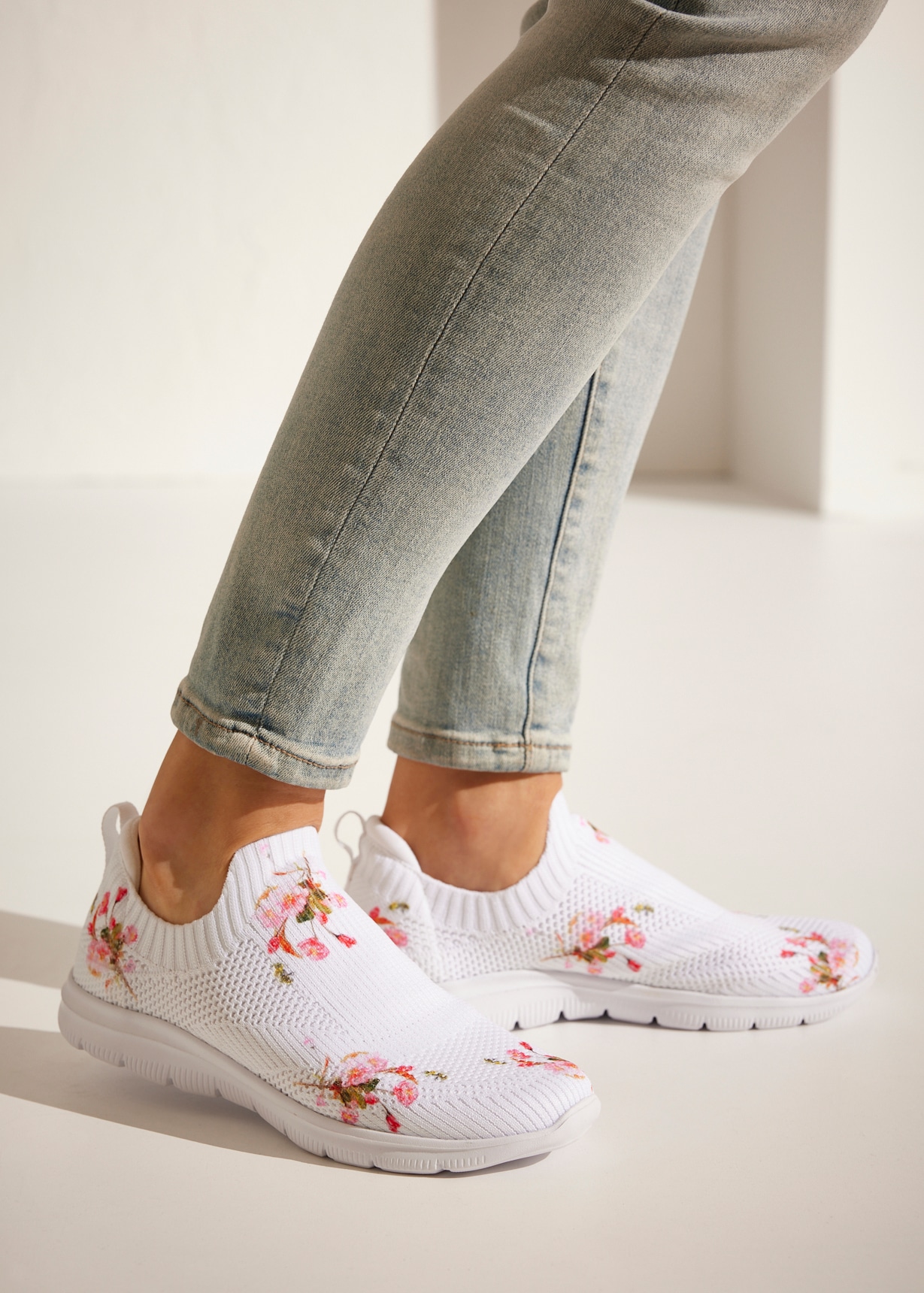 LASCANA Sneaker  zum Reinschlüpfen mit blumigem Muster VEGAN