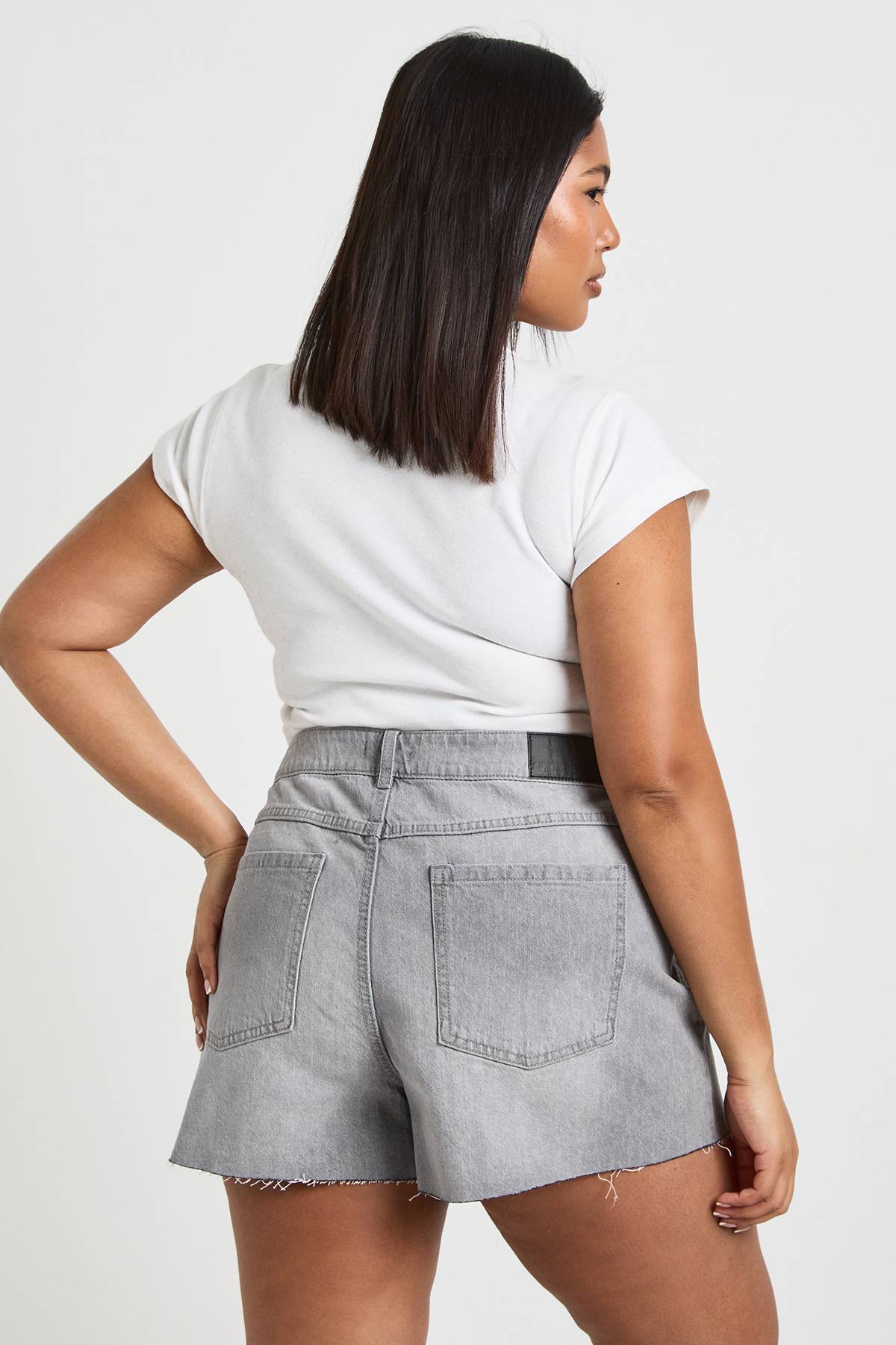 boohoo Short En Jean Grande Taille À Ourlet Brut