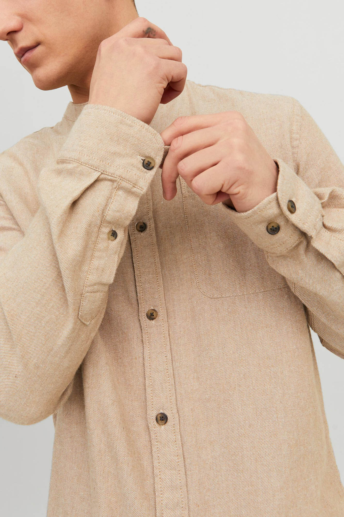 Camisa com gola mandarim, modelagem confortável.
