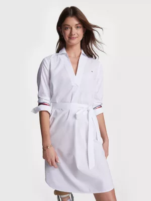 Vestido camisa na altura do joelho com estampa de listras e logo adaptável