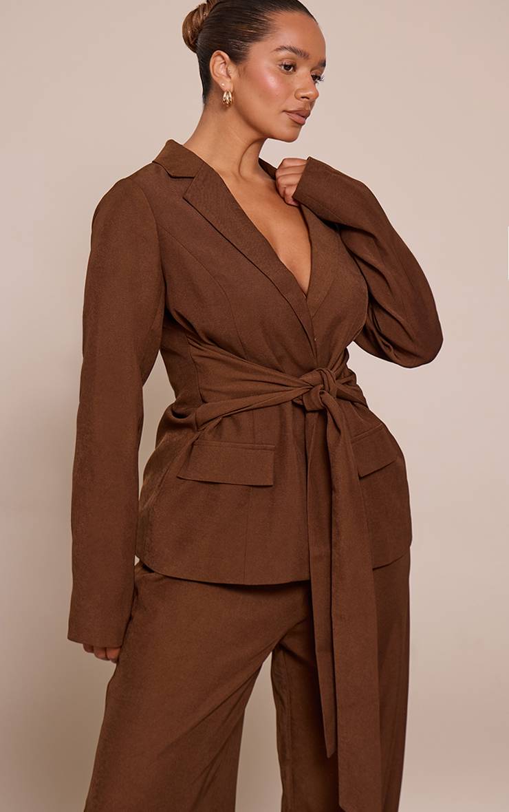 Chocolat Blazer Shape Taille Cintrée Avec Détail Cravate
