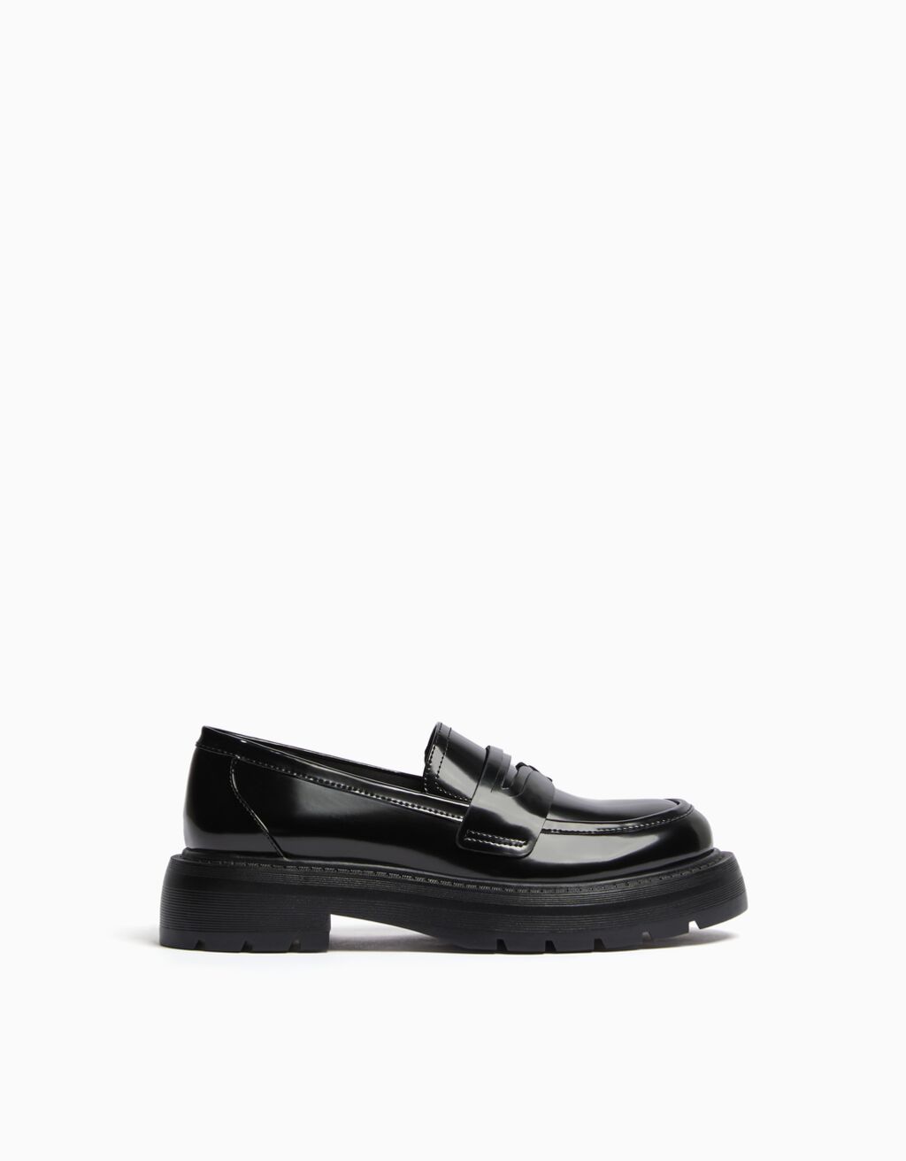 Mocassins com tira de metal e solado tratorado.