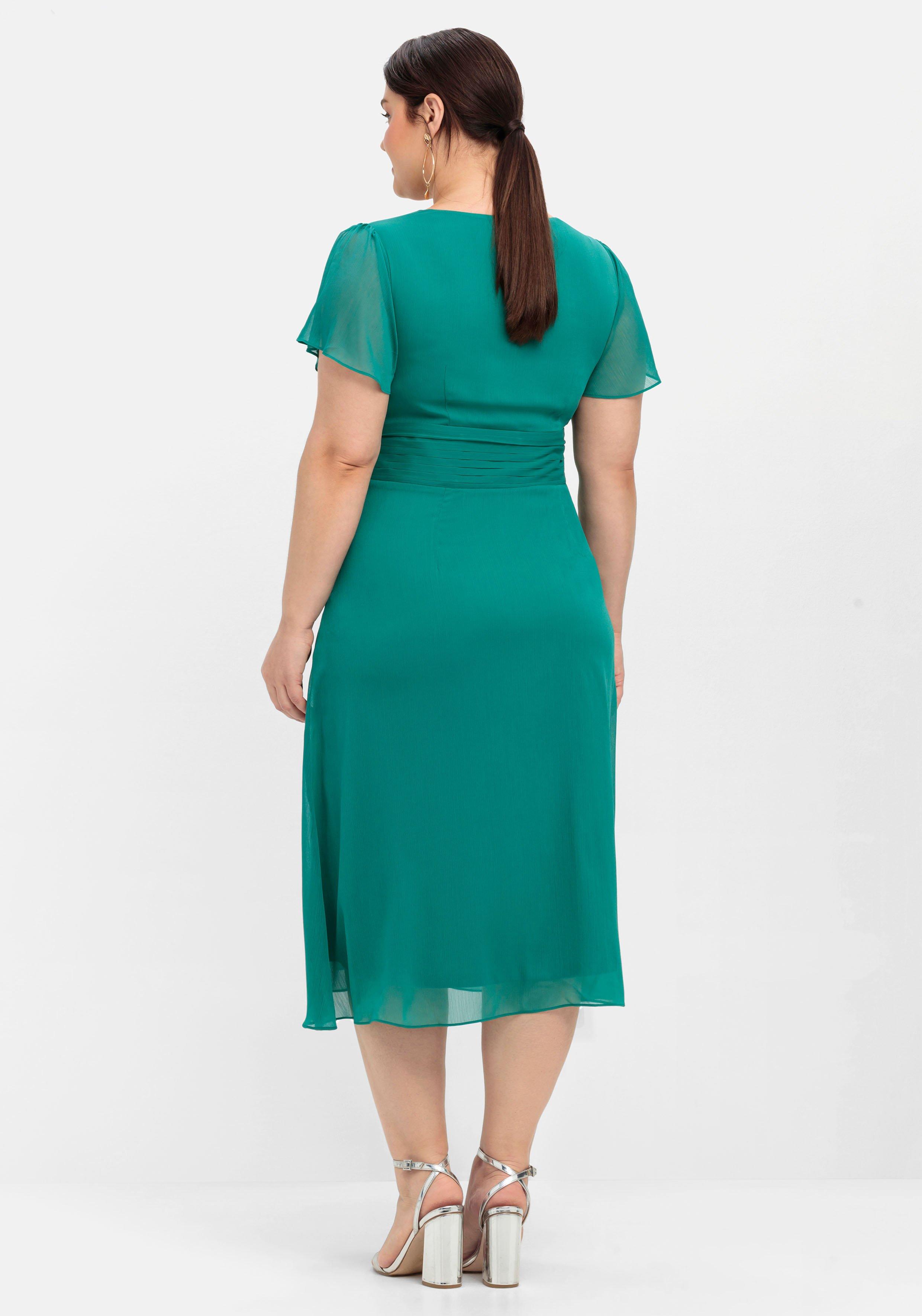 Abendkleid mit Schmuckbrosche