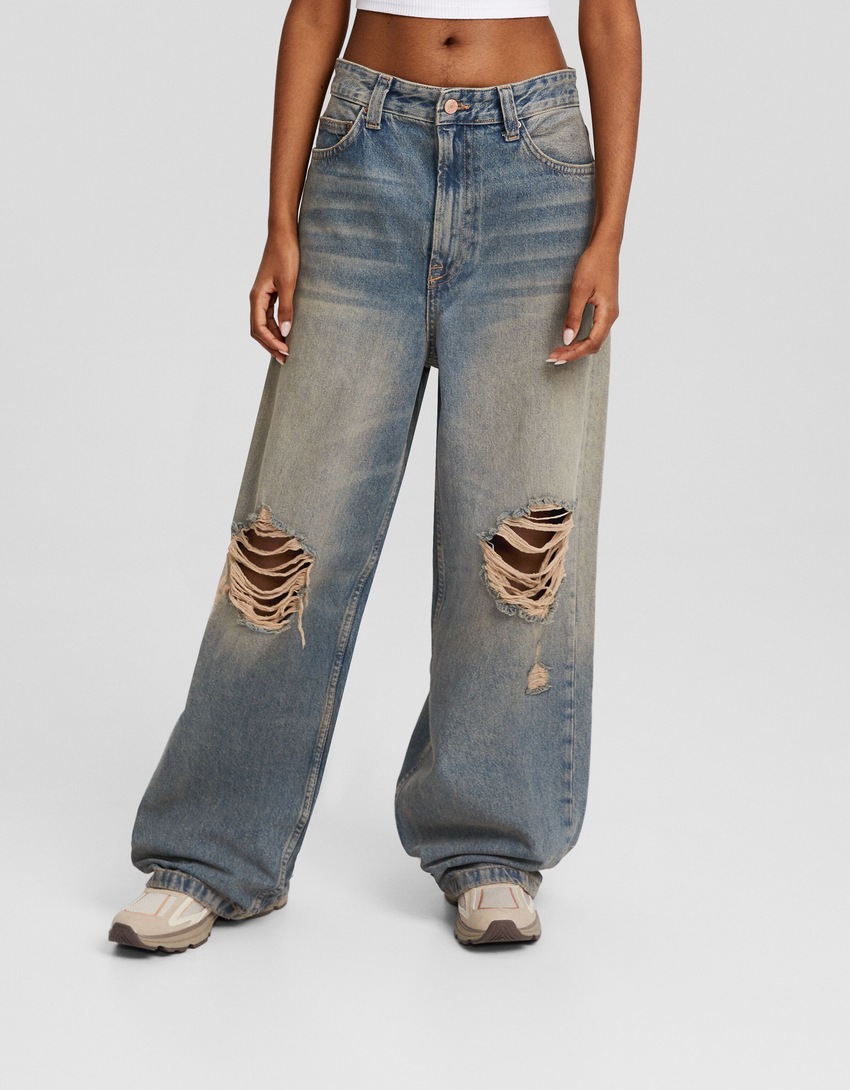 Jeans desbotados, rasgados e super folgados