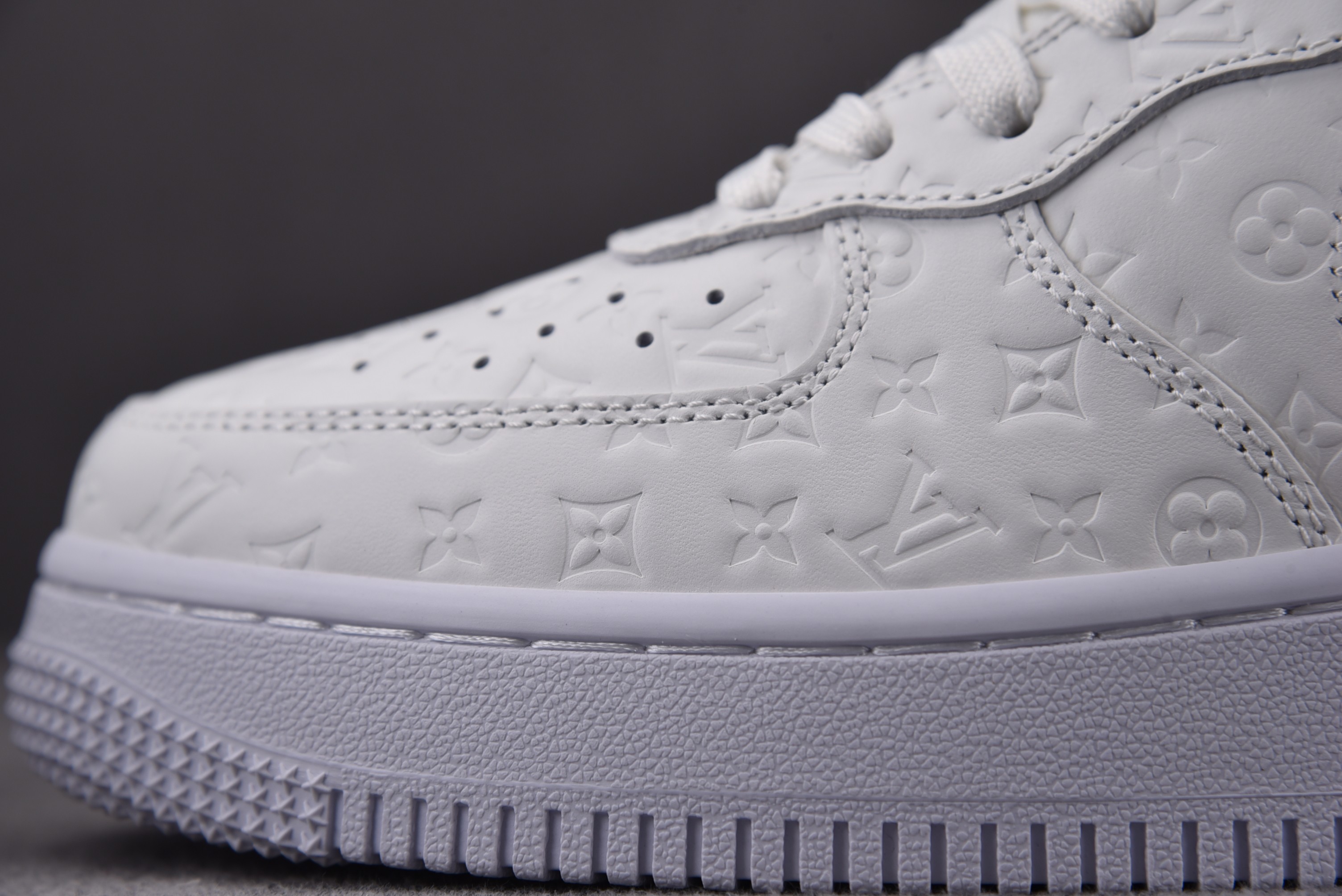 Nike Air Force 1 High Louis Vuitton   Monogram Triple White (Be careful about the size!!)