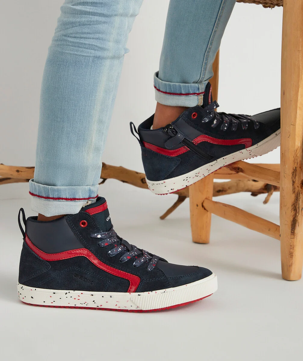 GEOXLES BASKETS MONTANTES BLEUES AUX DÉTAILS ROUGES