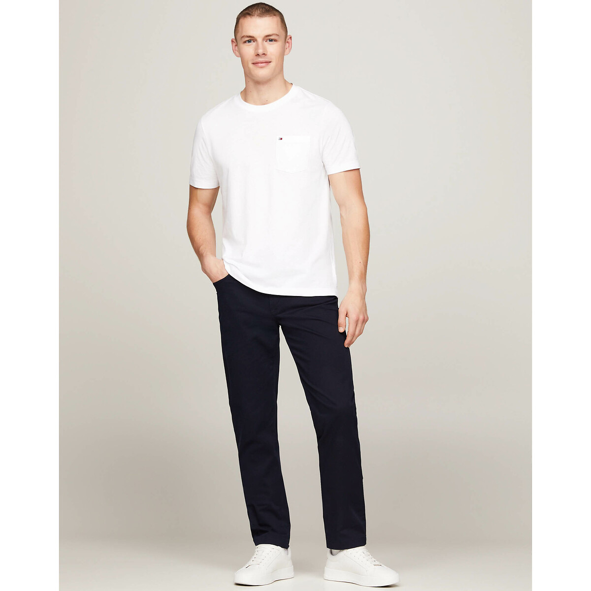 Camiseta TOMMY HILFIGER com gola redonda e bolso.