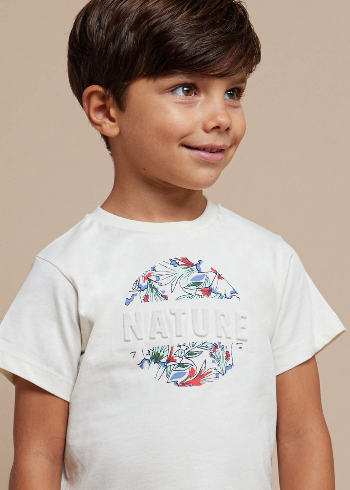 Camiseta Better Cotton com estampa botânica em relevo para meninos
