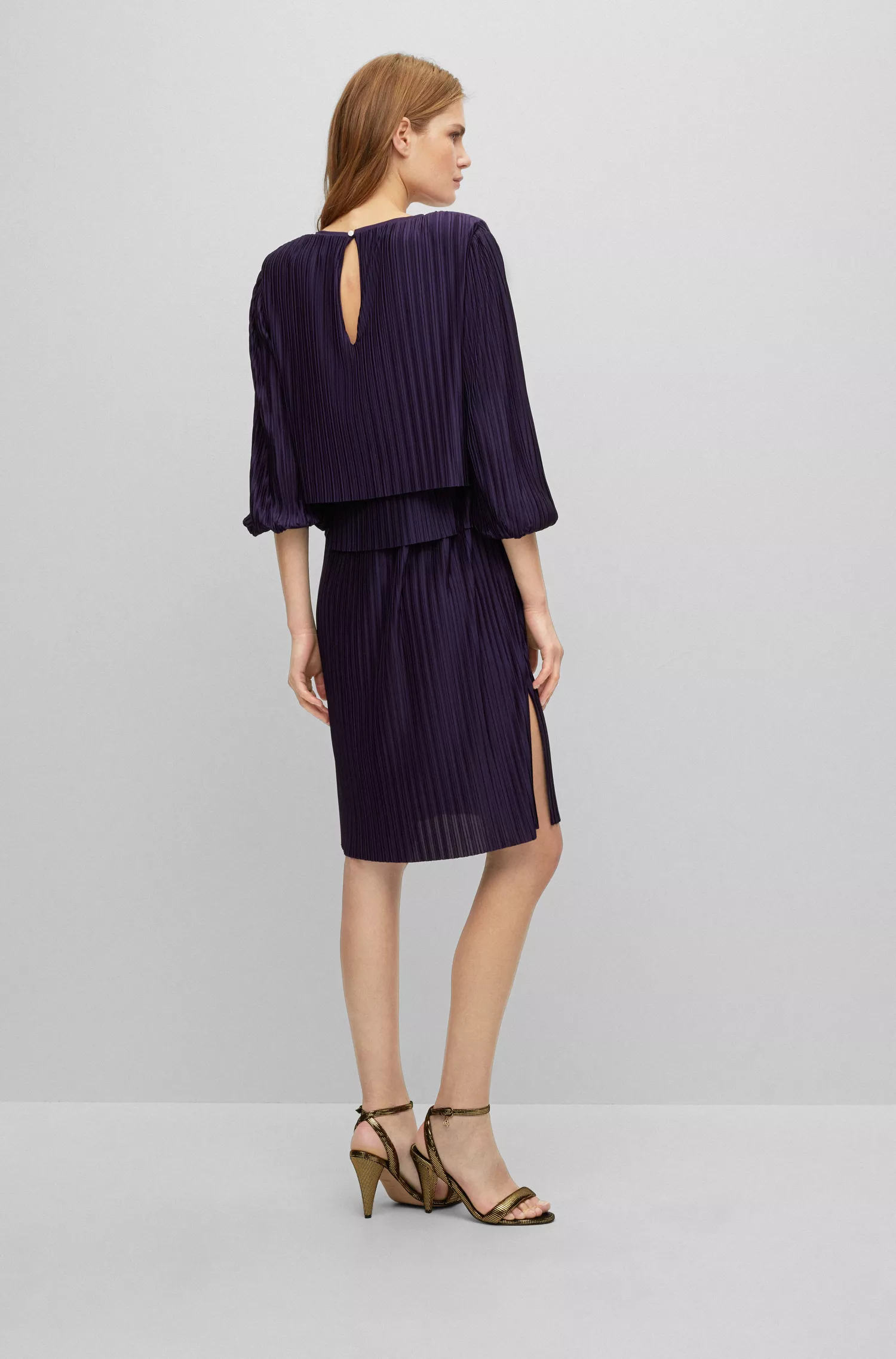 Vestido preto oversized da BOSS em jérsei plissado.