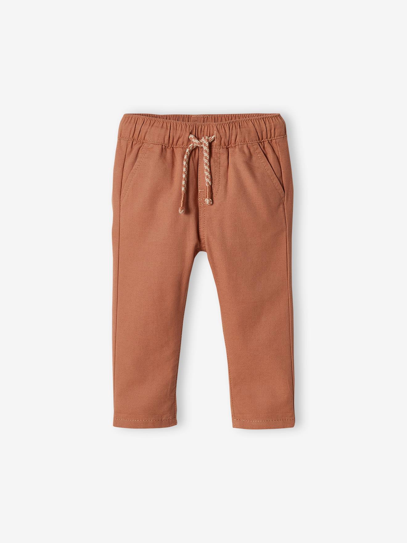 Calça de tecido cor de noz-pecã com elástico na cintura para bebê menino