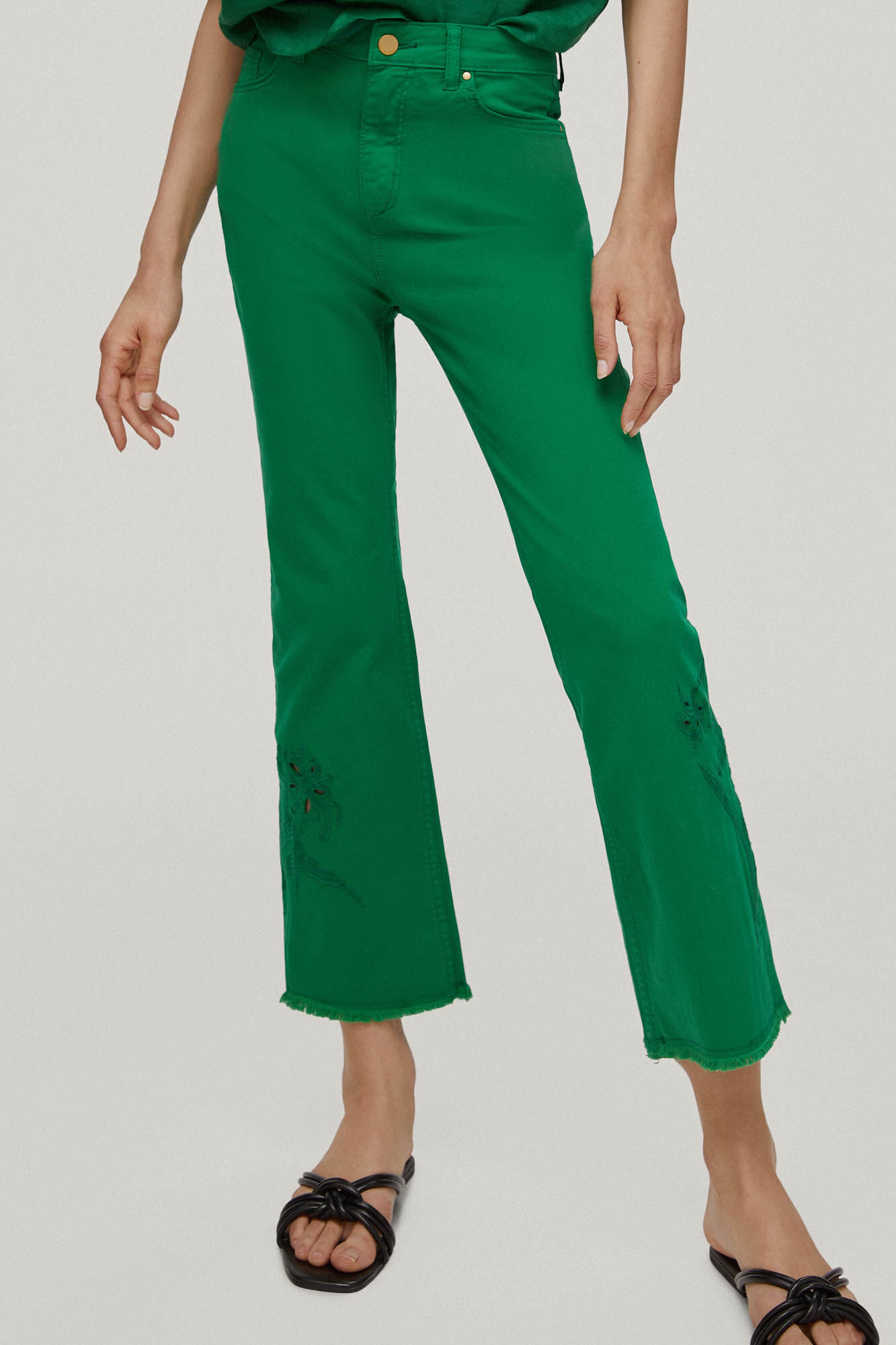 Calça jeans cropped bordada com 5 bolsos e modelagem flare - Verde