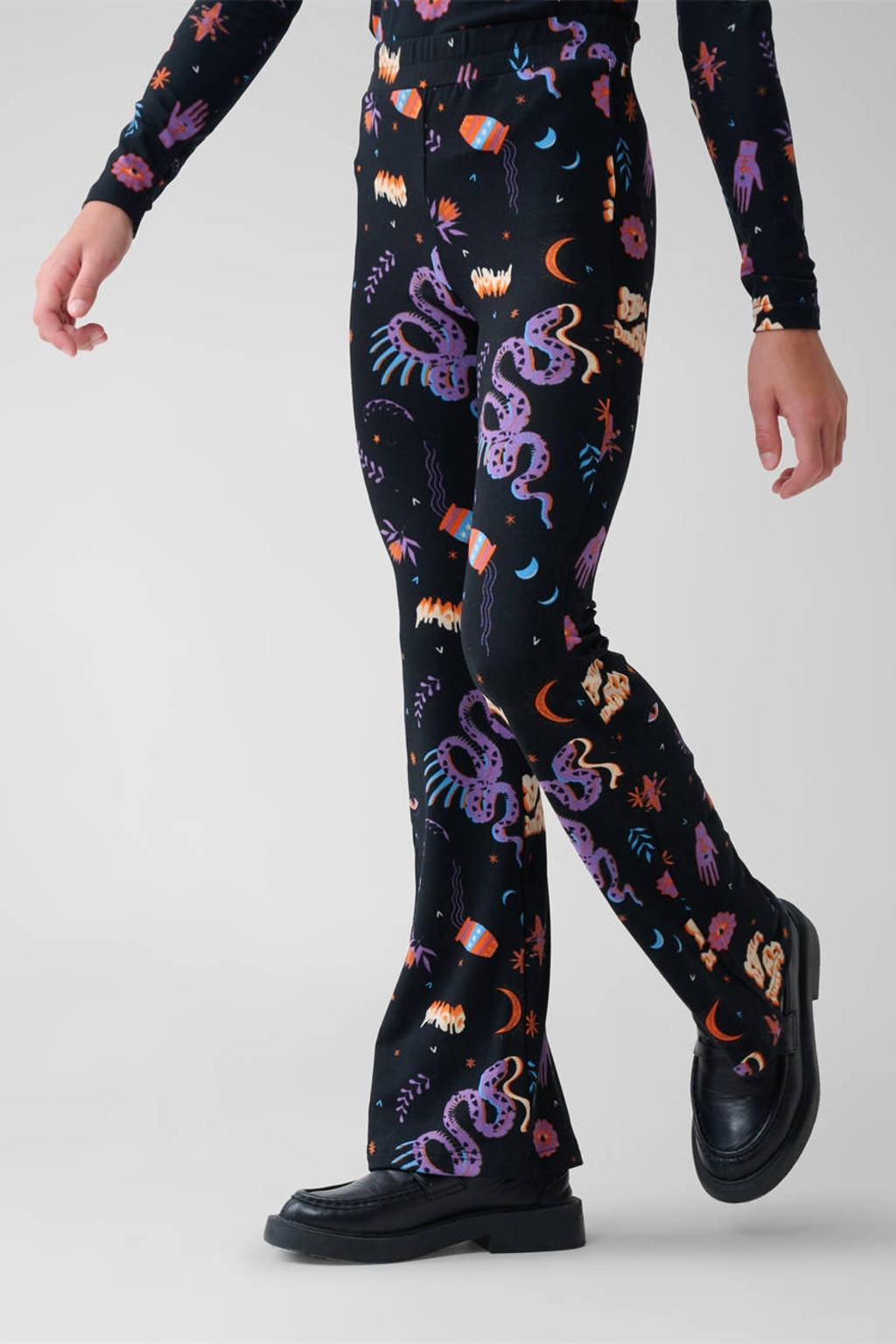 Shoeby high waist flared broek met all over print zwart/oranje/paars