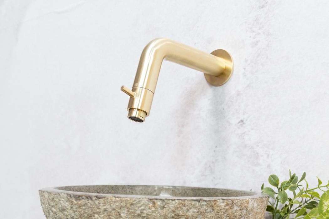 Saniclear Baru fonteinset met eiken plank, rivierstenen waskom en gouden kraan voor in het toilet
