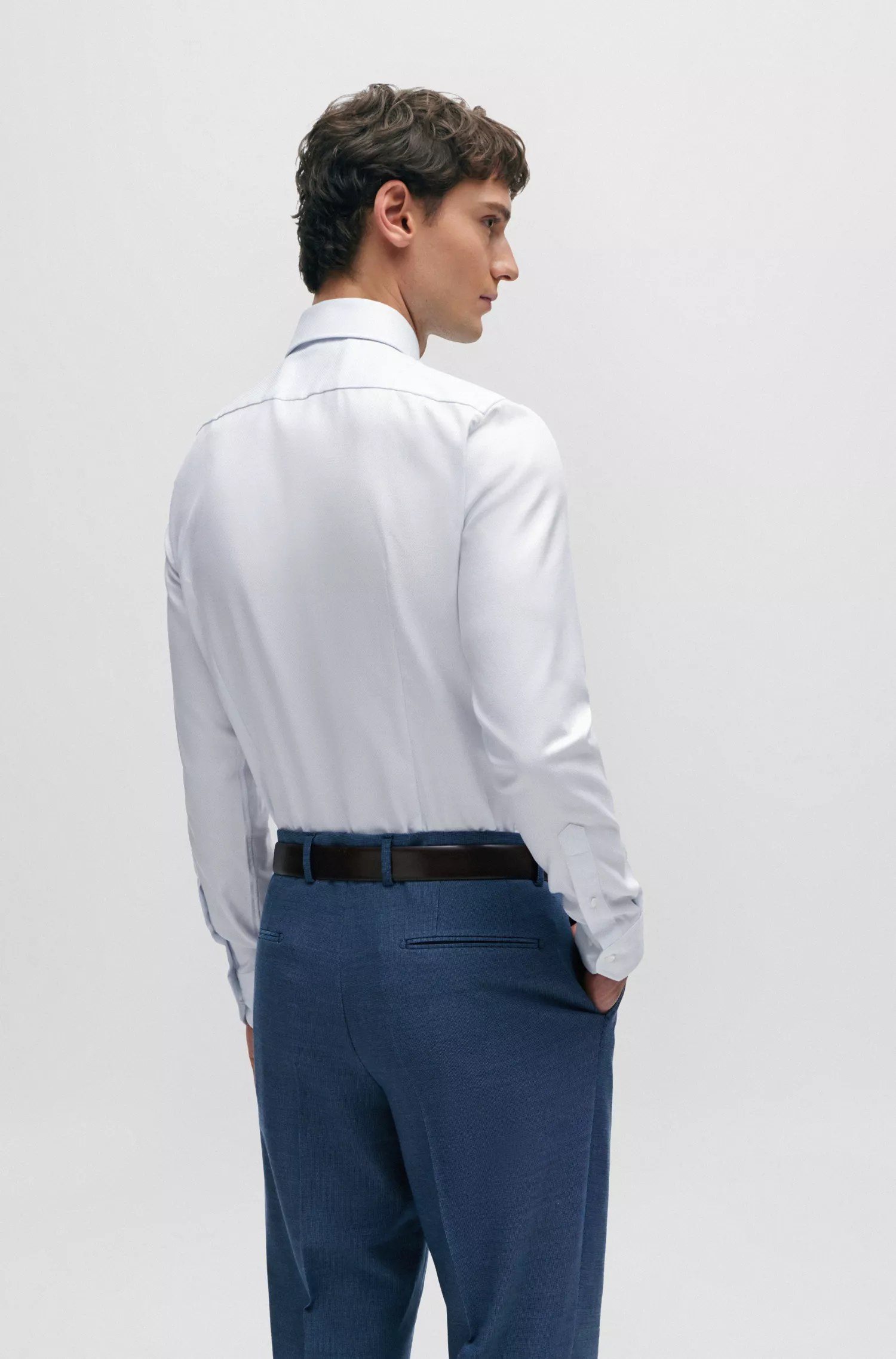 Camisa BOSS cor camelo, corte slim, em algodão dobby com punhos angulares.