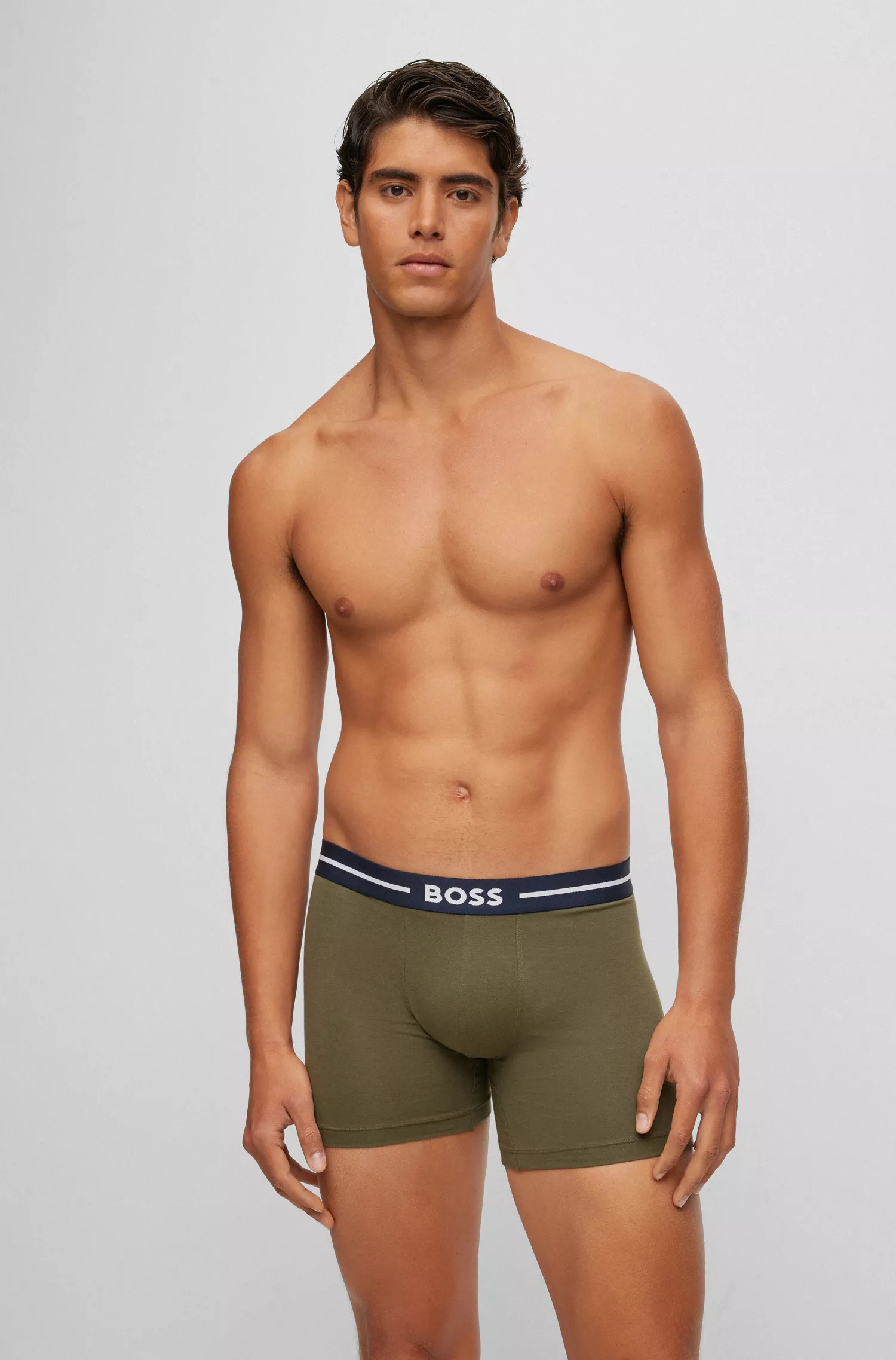 Cuecas boxer BOSS pretas, pacote com três unidades em algodão elástico.