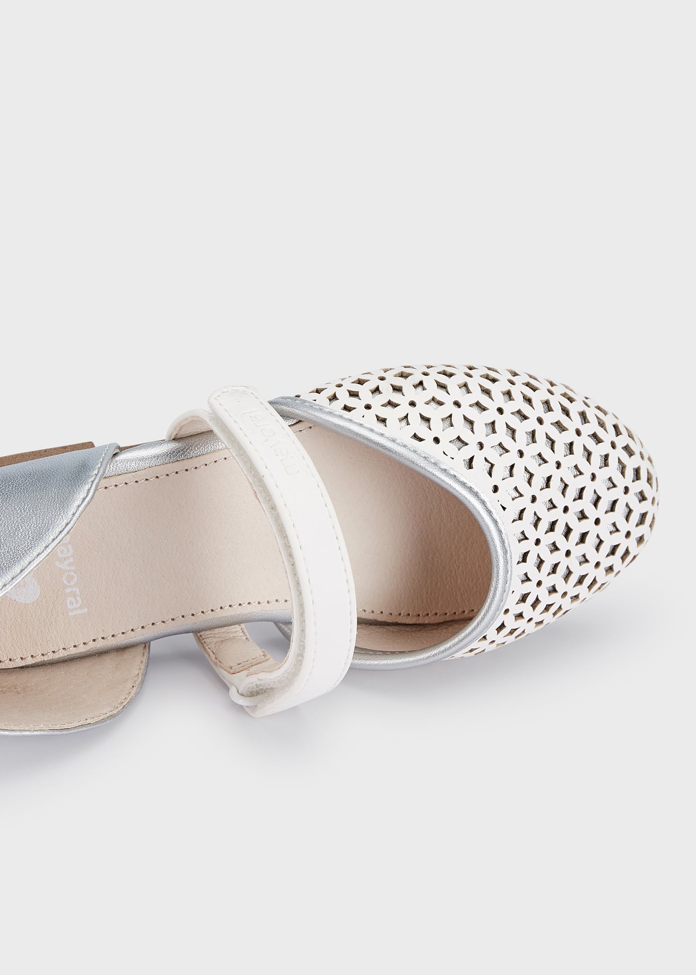 Sapatilha aberta com fecho de velcro para meninas