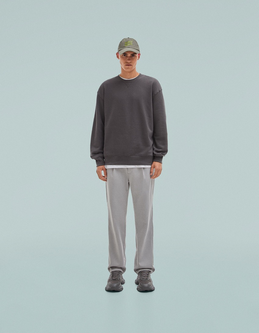 Tênis masculino com detalhes em tela contrastante